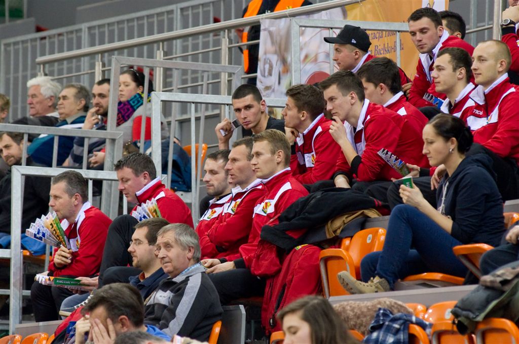 Piłkarze BKS Stal na meczu siatkarek